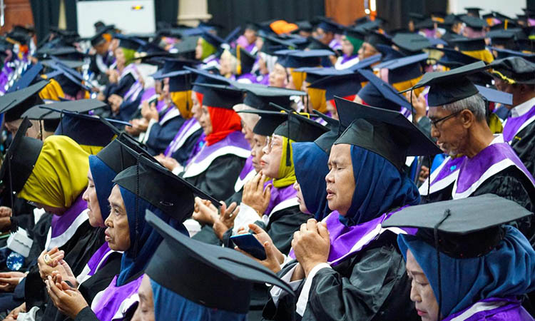 LANSIA TANGGUH: 732 Siswa-Siswi lansia tangguh yang mengikuti prosesi wisuda di Gedung Kesenian Darmoyudo, Kota Pasuruan pada Rabu (8/10).