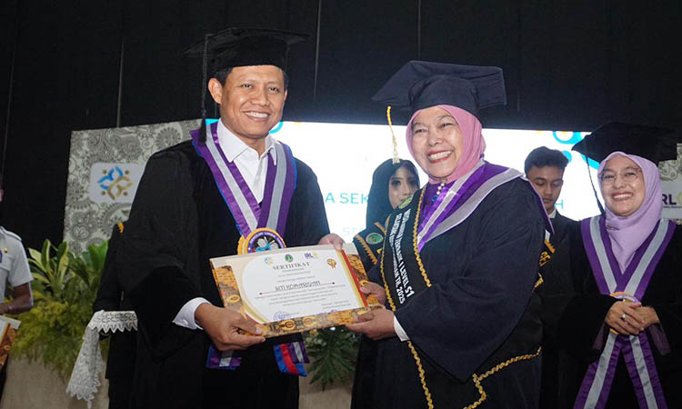 SAKRAL: Wakil Wali Kota Pasuruan, M. Nawawi S.Kom., M.M saat memberikan sertifikat pada wisudawan terbaik level 1 yang lulus Selantang.