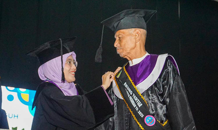 BERDAYA: Ketua Tim Penggerak PKK Kota Pasuruan Suryani Firdaus Adi Wibowo S.Sos,I.,M.I.Kom  memasangkan selempang terhadap wisudawan Akung Tertua di Selantang.