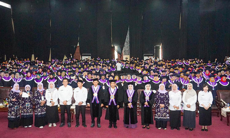 ABADIKAN MOMEN: Momen Wali Kota Pasuruan, H. Adi Wibowo, S.T.P., M.Si, Wakil Wali kota Pasuruan, M. Nawawi S.Kom., M.M, Ketua Tim Penggerak PKK Kota Pasuruan Suryani Firdaus Adi Wibowo S.Sos,I.,M.I