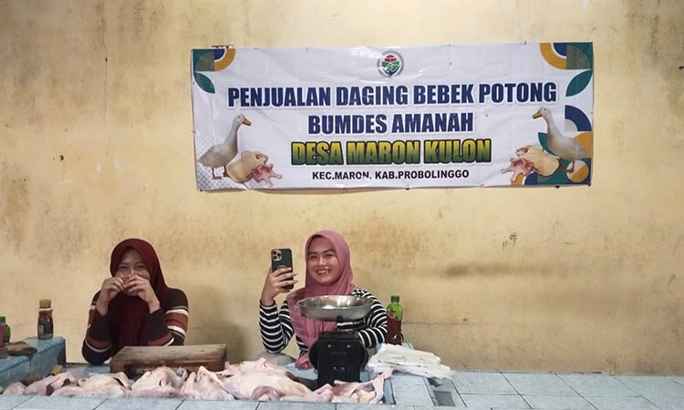 PASAR; Dua warga Maron kulon menjual daging bebek potong di pasar tradisional. Daging bebek sementara dijual di Pasar Maron dan Pasar Semampir, Kraksaan.