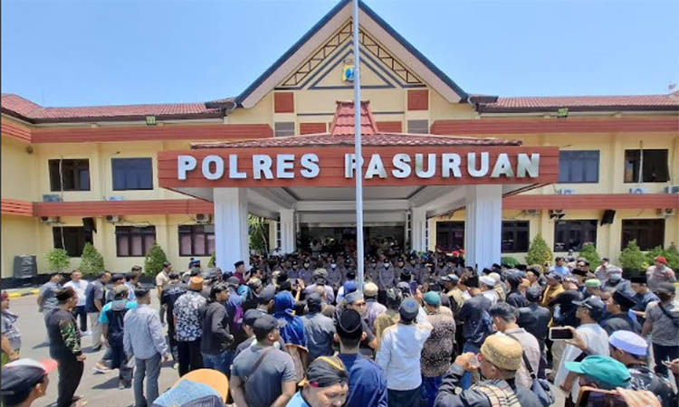 SAMPAIKAN ASPIRASI: Sejumlah massa yang mendatangi Mapolres Pasuruan, Kamis (9/10)