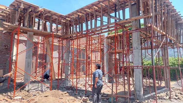 LIHAT LANGSUNG: Komisi III DPRD Kota Probolinggo, mengecek langsung pengerjaan proyek rehabilitas Rumdin Wawali Kota Probolinggo, Kamis (9/10).
