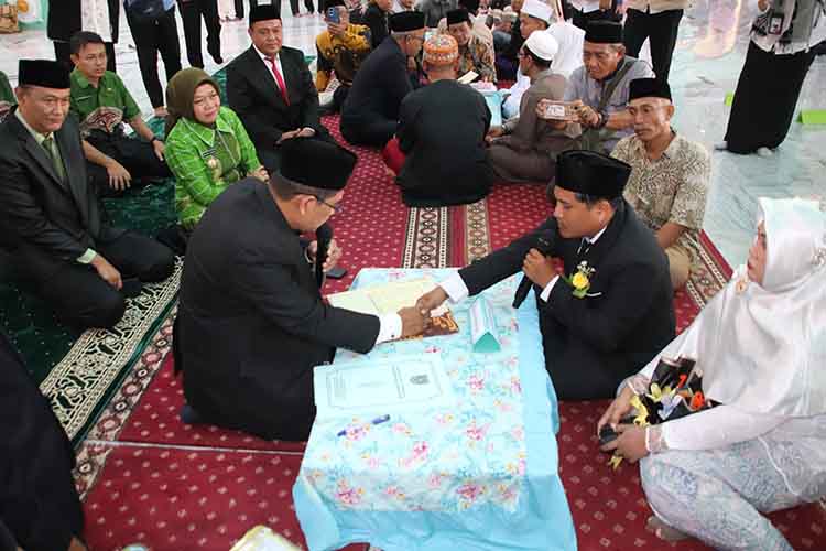 SAH: Salah satu pasangan pengantin peserta Nikah Masal melaksanakan ijab kabul disaksikan Wakil Wali Kota Probolinggo Hj. Ina Dwi Lestari dan Kepala Kemenag Kota Probolinggo Didik Kurniawan.