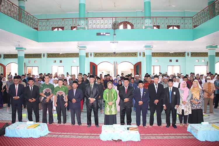 KOMPAK: Wakil Wali Kota Probolinggo Hj. Ina Dwi Lestari didampingi Kepala Kemenag Didik Kurniawan berfoto bersama 40 pasangan pengantin di Masjid Agung Raudlatul Jannah, Kota Probolinggo, Kamis (9/10)