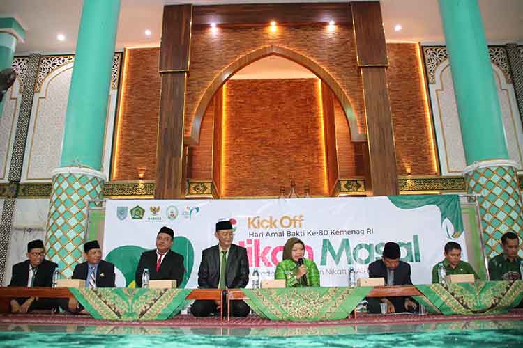 PULUHAN PENGANTIN: Menyemarakkan HAB ke-80 Kementerian Agama RI sekaligus implementasi Gas Nikah, Kemenag kota Probolinggo menggelar Nikah Masal di Masjid Agung Raudlatul Jannah, Kota Probolinggo, Kam
