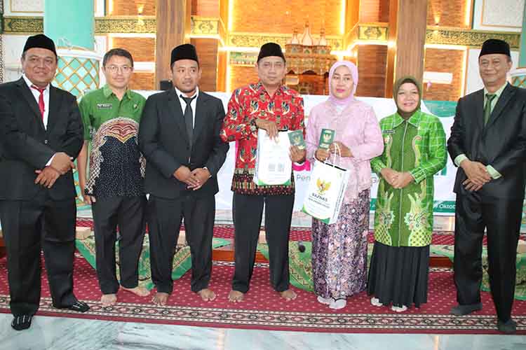 SINERGI: Wakil Wali Kota Probolinggo Hj. Ina Dwi Lestari didampingi Kepala Kemenag Kota Probolinggo dan BAZNAS Kota Probolinggo secara simbolis menyerahkan Buku Kutipan Akta Nikah, KK, dan KTP baru ya