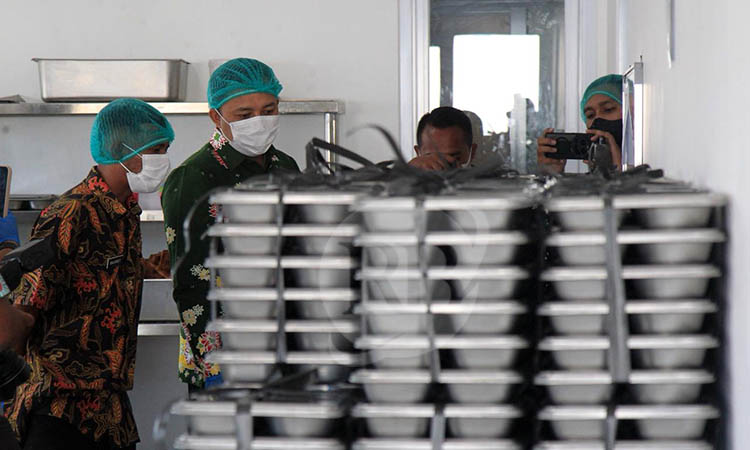 STERIL: Bupati Pasuruan Rusdi Sutejo saat sidak ruang pengemasan di SPPG Kedawung Wetan sebelum makanan dalam program MBG itu disajikan dan diantar ke siswa.