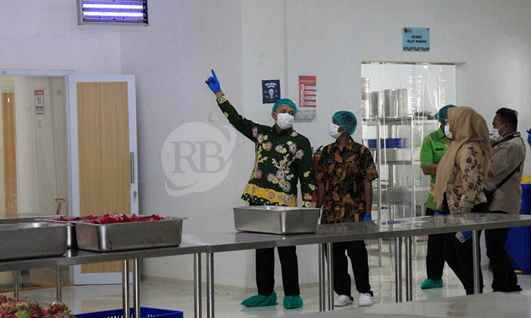 LIHAT FASILITAS: Bupati Pasuruan Rusdi Sutejo meninjau fasilitas di SPPG Grati.