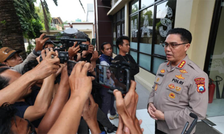 BEBER PENYIDIKAN: Kabid Humas Polda Jatim Kombes Pol Julest Abraham Abast memberikan pernyataan kepada wartawan soal kasus perusakan bangunan makam di Winongan di Polda Jatim, Kamis (9/10).