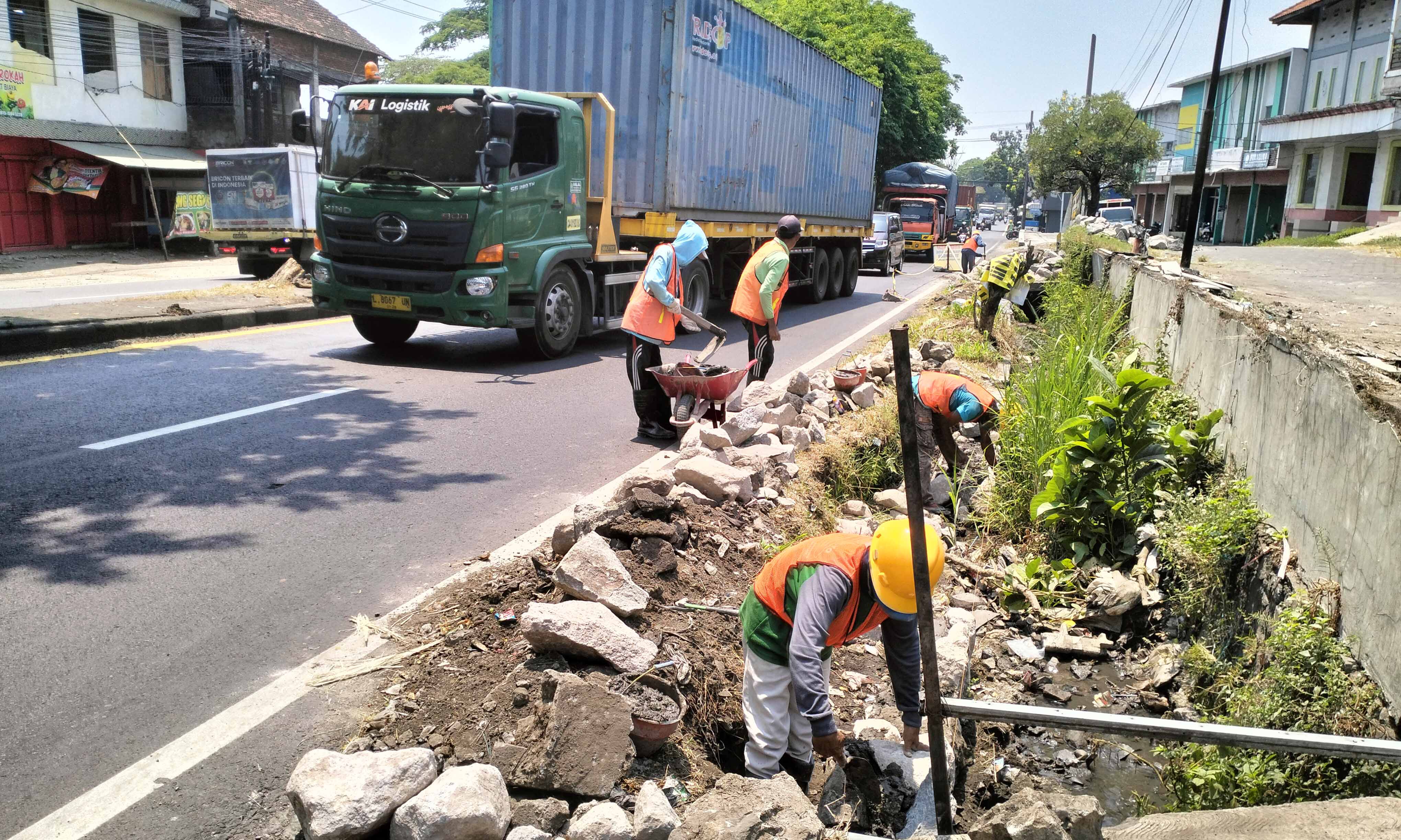 BENAHI: Pembenahan saluran air di jalan By Pass Pandaan untuk mengatasi luberan air ketika hujan.