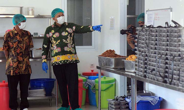 STERIL: Bupati Pasuruan Mas Rusdi (dua dari kiri) saat meninjau dapur SPPG MBG di Kedawung Wetan, Grati, Kamis (9/10).