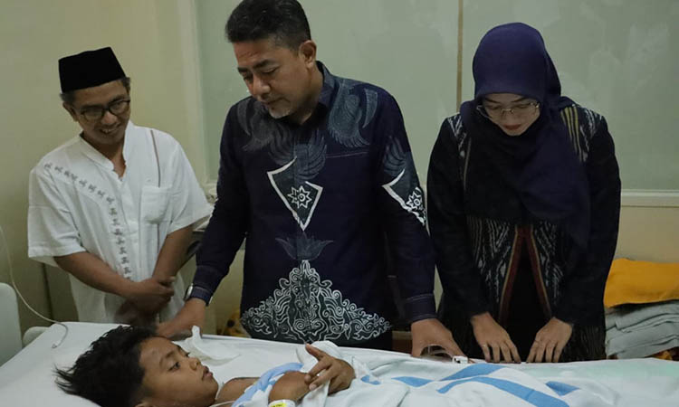 SAMBANG: Bupati Probolinggo dr. Mohammad Haris bersama Ketua TP PKK Kabupaten Probolinggo Ning Marisa Juwitasari serta sejumlah OPD terkait saat menjenguk
