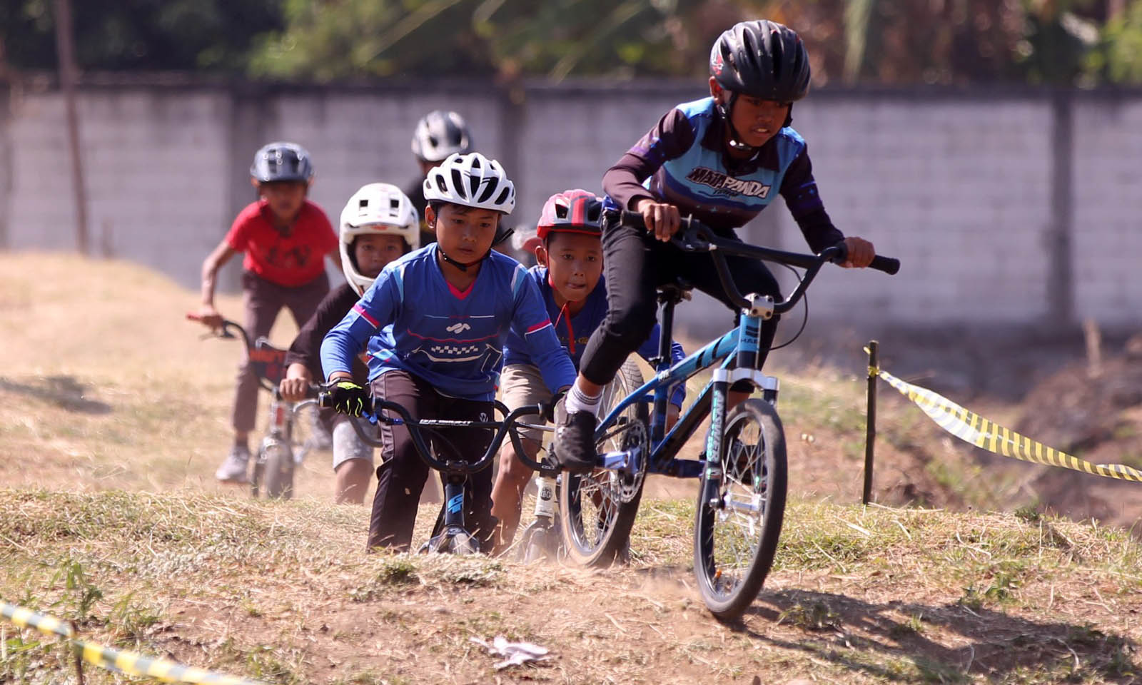 USIA DINI: Sejumlah bocah yang tergabung dalam Remmic BMX Pasuruan berlatih di belakang GOR Untung Suropati.
