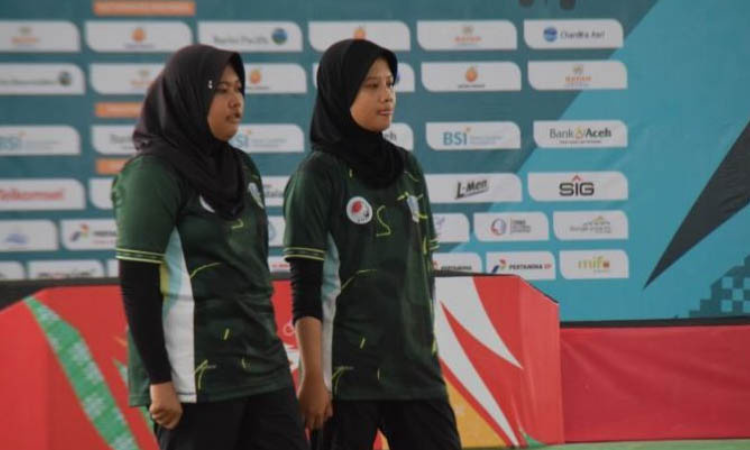 ANDALAN: Anjani Dwi Aprilia (kiri) saat bertanding di cabor petanque nomor double women. Saat SEA Games nanti, dia akan turun di single women.
