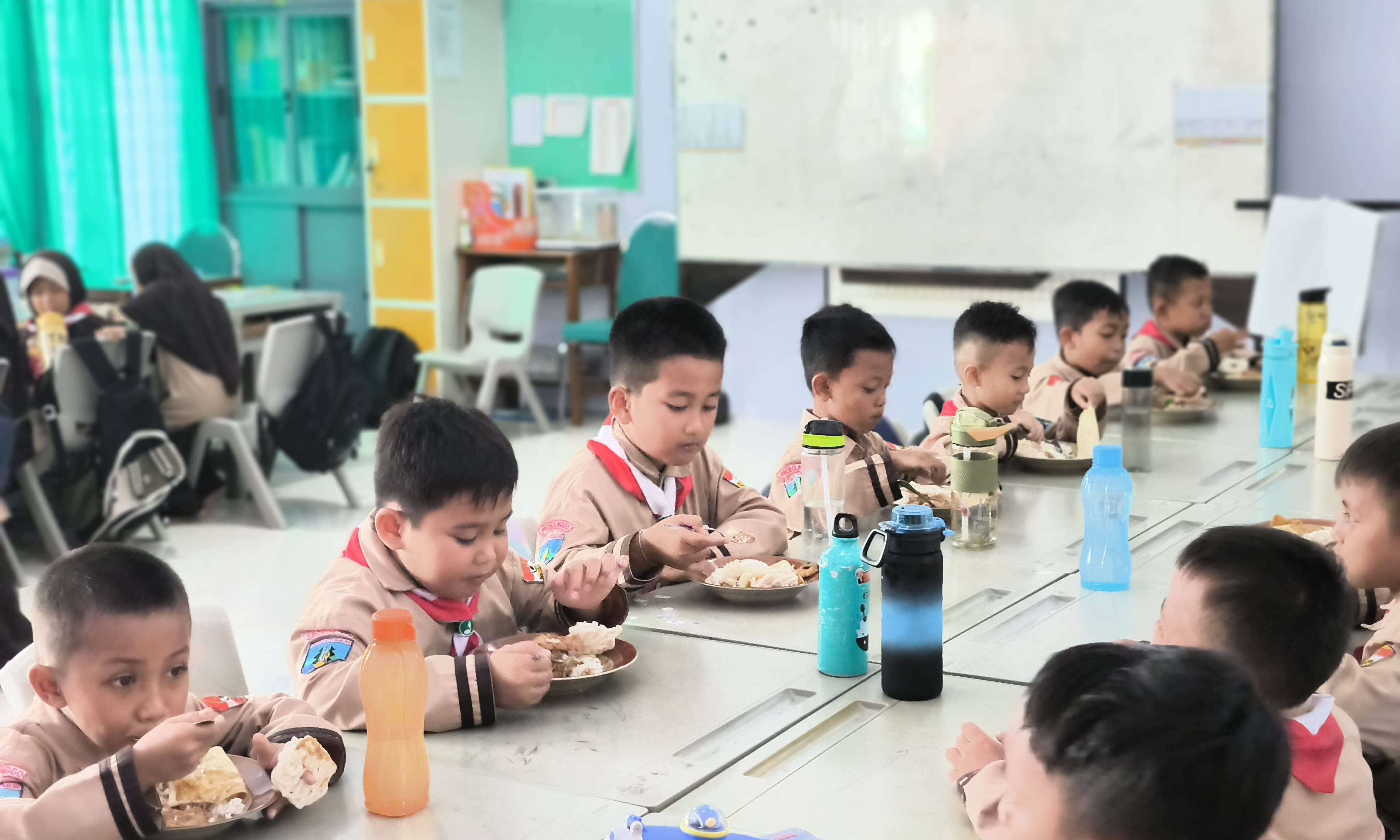 RAPI: Siswa SD IT Permata Kraksaan bersiap menyantap makan siang yang telah disediakan sekolah. Makan siang siswa ini sudah berjalan sejak 2006.