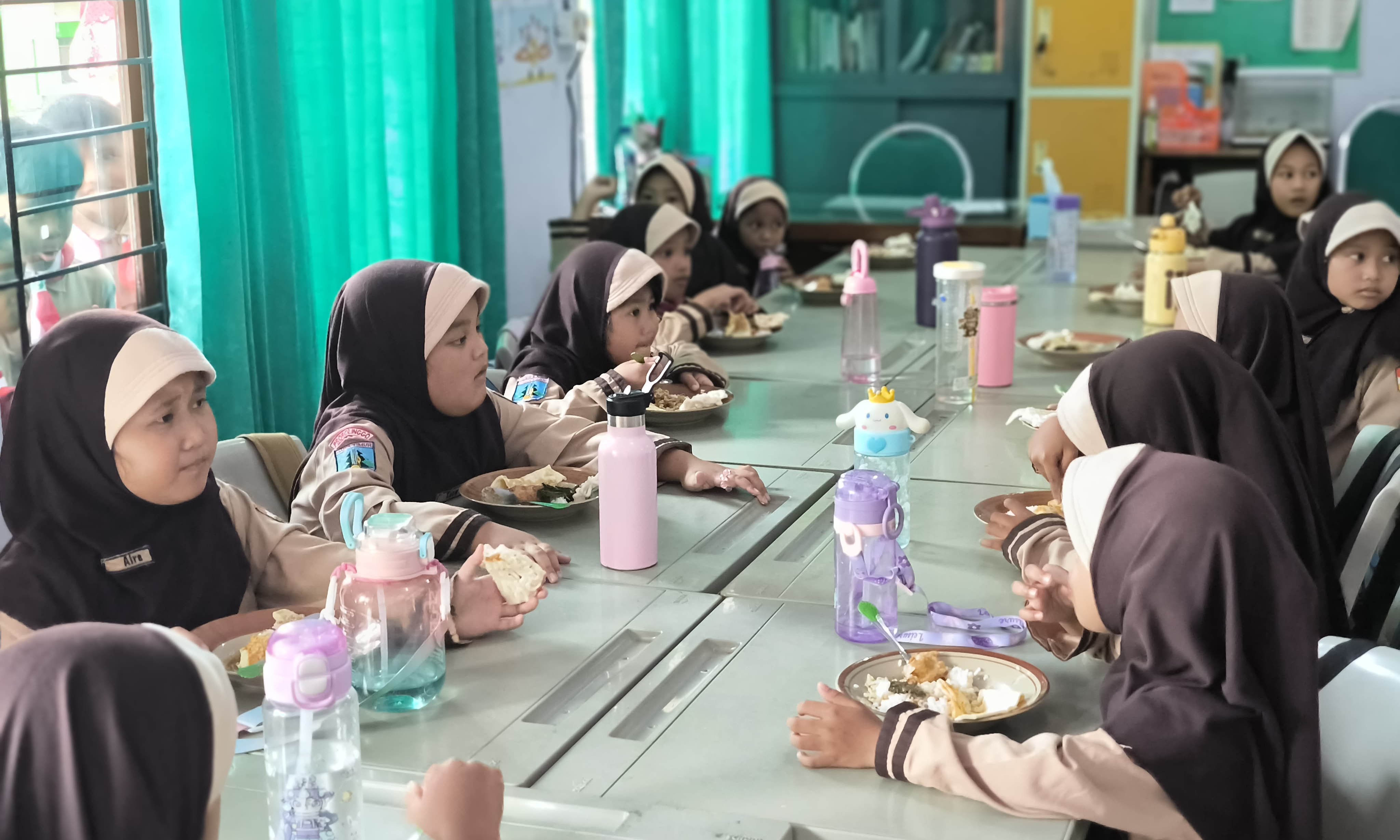 RAPI: Siswa SD IT Permata Kraksaan bersiap menyantap makan siang yang telah disediakan sekolah. Makan siang siswa ini sudah berjalan sejak 2006.