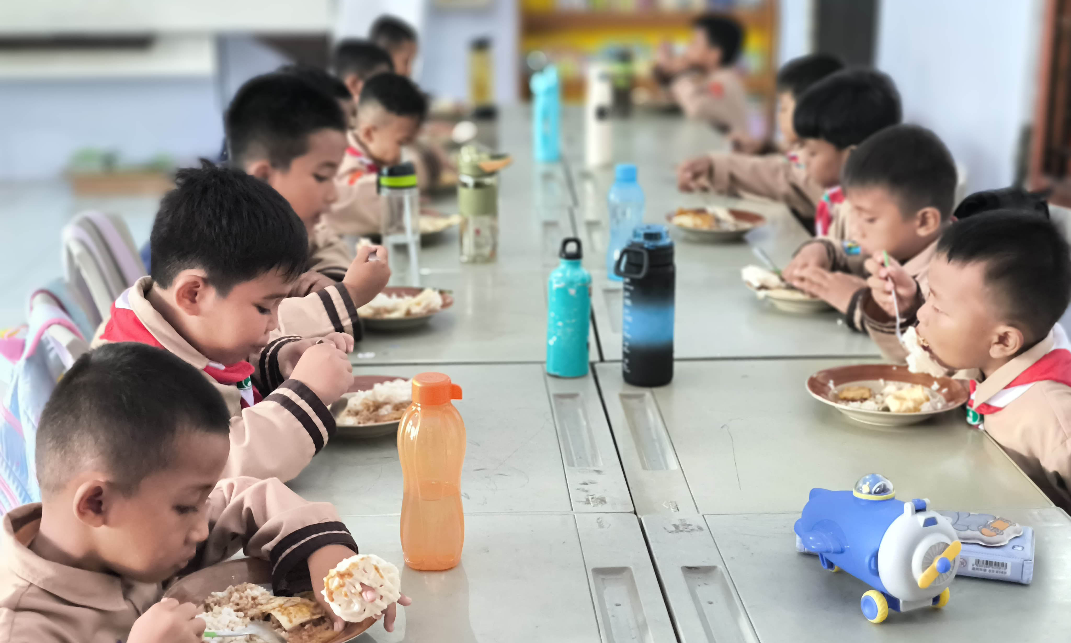 RAPI: Siswa SD IT Permata Kraksaan bersiap menyantap makan siang yang telah disediakan sekolah. Makan siang siswa ini sudah berjalan sejak 2006.