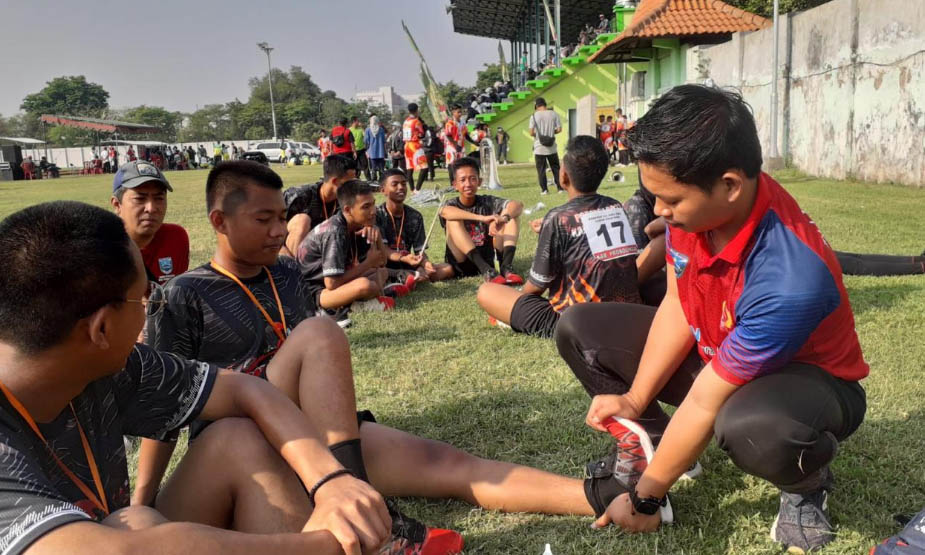 PROFESIONAL: Kusnadi saat menangani cedera atlet. Sebagai profesional chiropractic, dia mengingatkan agar praktik ini tak dilakukan sembarangan orang.