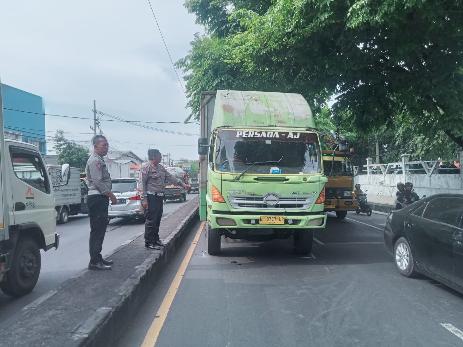 DIAMANKAN: Truk wing boks yang jalan mundur dan menabrak sejumlah motor hingga membuat 3 korban tewas.