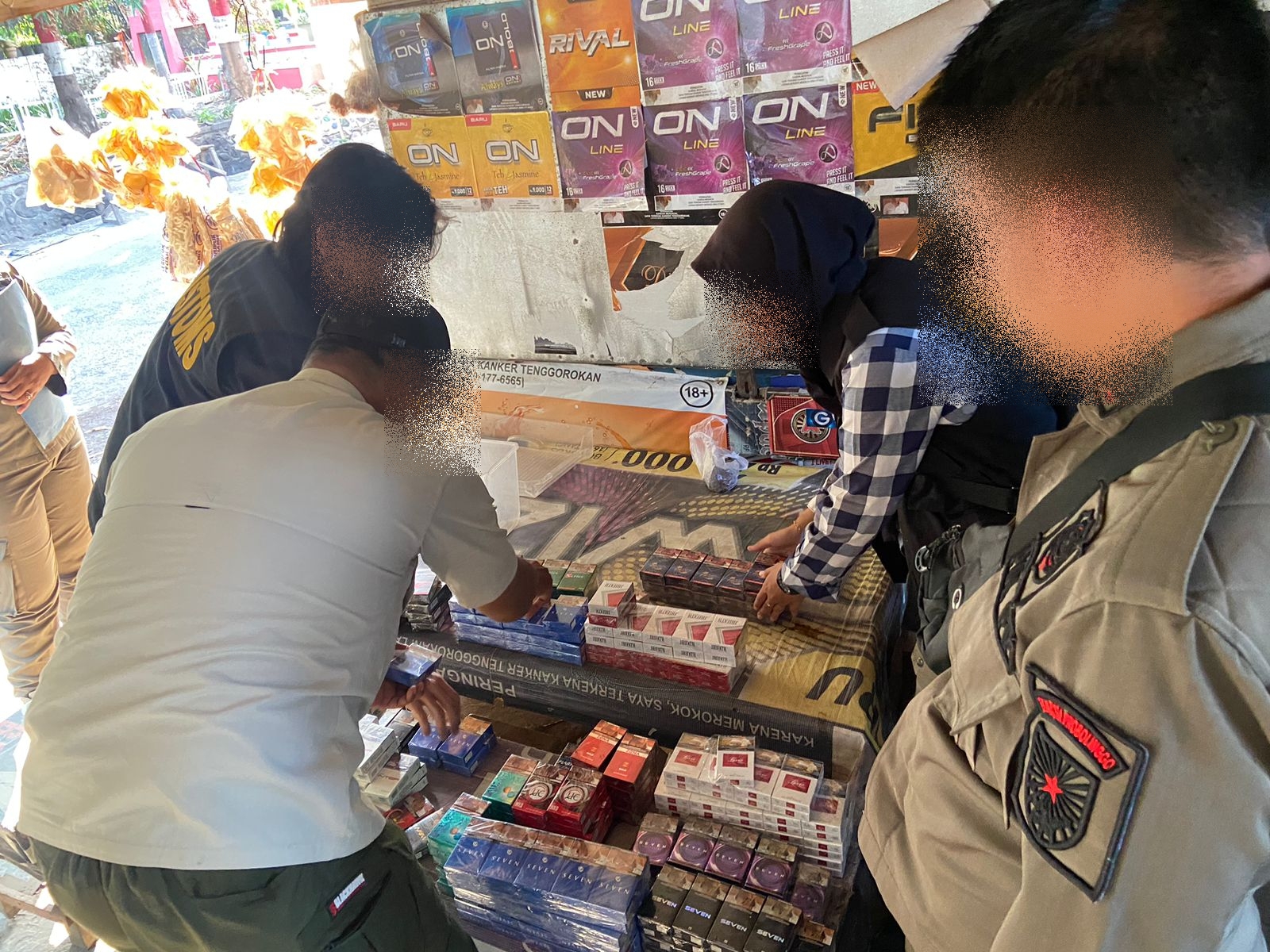Petugas KPPBC TMP C Probolinggo bersama Satpol PP Kota Probolinggo saat menertibkan rokok ilegal.