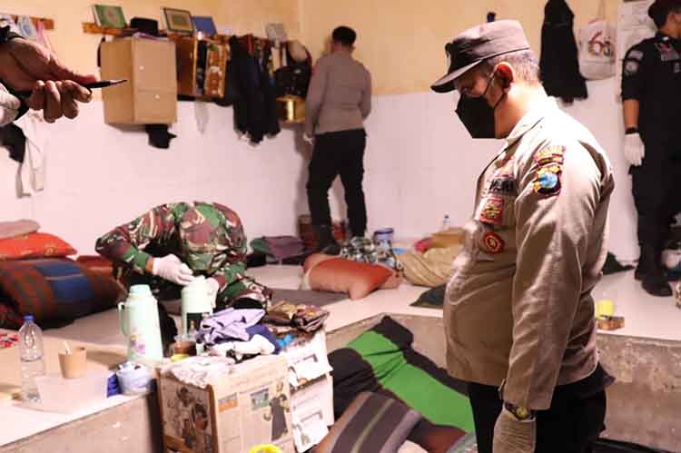 GELEDAH: Petugas gabungan menggeledah kamar hunian WBP Rutan Kraksaan, Jumat (10/10) malam.