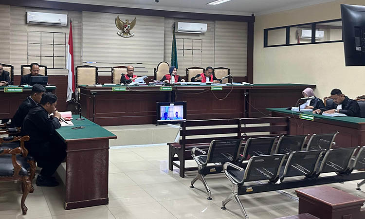 TUNTUTAN: Pembacaan tuntutan atas terdakwa kasus dugaan korupsi PKBM, Erwin Setyawan dan Nurkamto. Keduanya dituntut hukuman berbeda.
