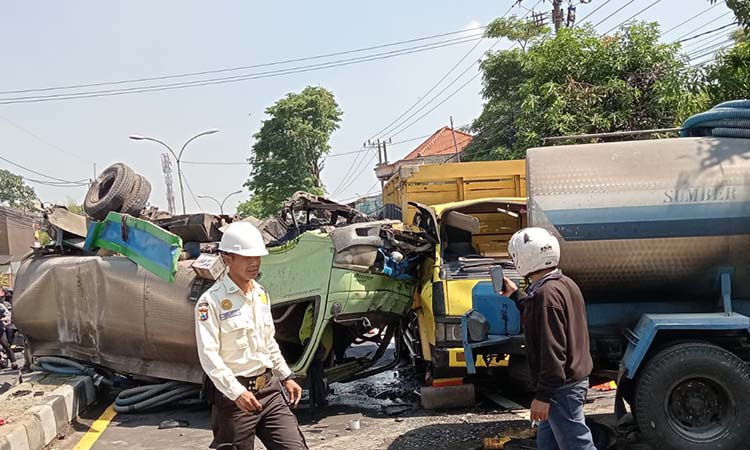BERUNTUN: Salah satu truk tangki terbalik. Enam kendaraan yang tabrakan beruntun membuat jalur Surabaya-Malang di Sumberejo, Pandaan sempat macet panjang.