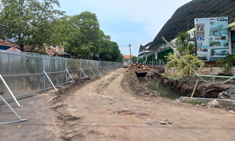 BONGKAR: Proyek revitalisasi Alun-Alun Kota Probolinggo tahun 2025.