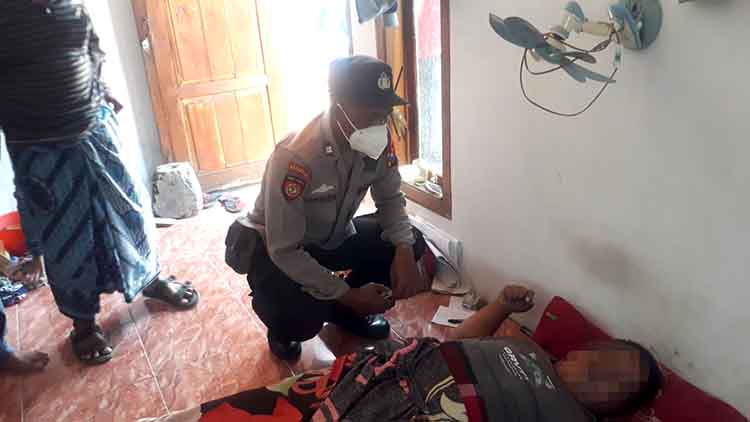 MENINGGAL: Anggota Polsek Rembang ketika mendatangi lokasi meninggalnya Ervan Dwi Achmadi, Minggu (12/10).
