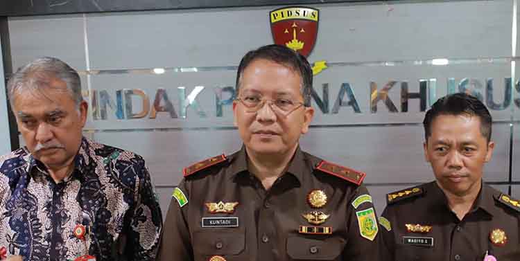 SELIDIKI KASUS: Kajati Jatim Kuntadi (tengah) memaparkan hasil penyidikan sementara atas dugaan korupsi terhadap PT DABN kemarin di Kantor Kejati Jatim.