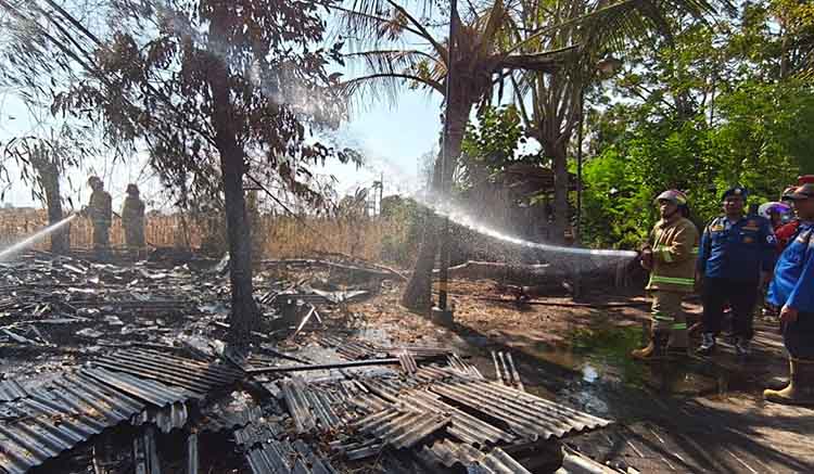 PADAMKAN API: Tim Damkar Satpol PP Kota Probolinggo memadamkan api yang melalap lahan kosong beberapa waktu lalu.