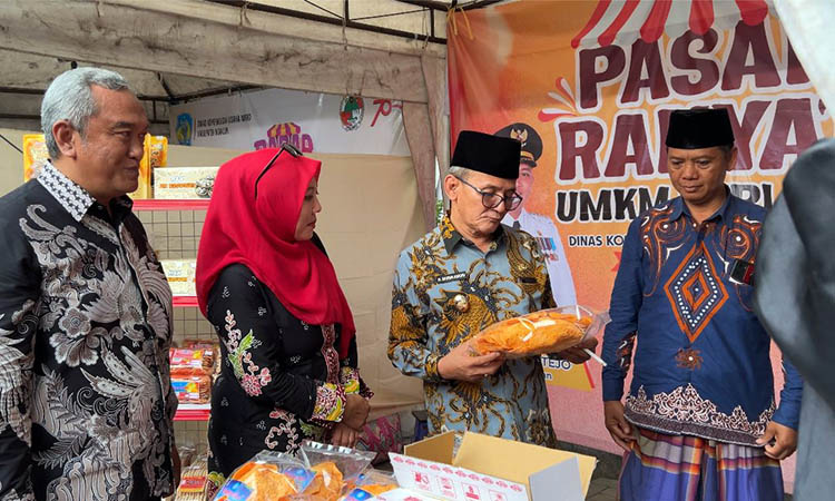 DICEK: Wakil Bupati Pasuruan HM Shobih Asrori didampingi Kepala Dinas Koperasi dan UKM Kabupaten Pasuruan, Tri Agus Budiharto saat mengecek produk olahan makanan pelaku UMKM Kabupaten Pasuruan.