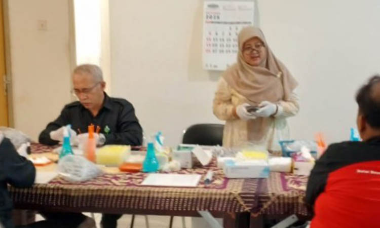 PENCEGAHAN: Tim UPT Labkeswan Malang bersama Dinas Peternakan melakukan uji pullorum di PT Malindo Feedmill Desa Farm II di Desa Sumberbendo, Kecamatan Sumberasih.