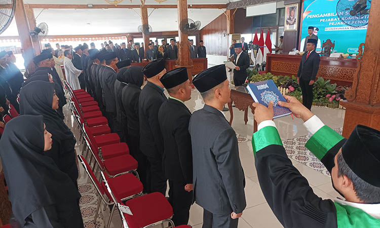 BERTAHAP: Pengambilan sumpah saat mutasian eselon III dan IV di lingkungan Pemkab Probolinggo beberapa waktu lalu.