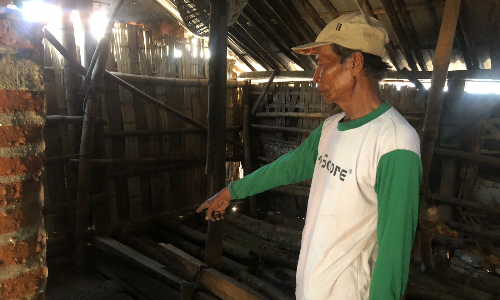 LOKASI KEJADIAN: Korban Suyitno, menunjukkan lokasi terakhir sapinya di kandang, di Kelurahan Kareng Lor, Kecamatan Kedopok, Senin (13/10).
