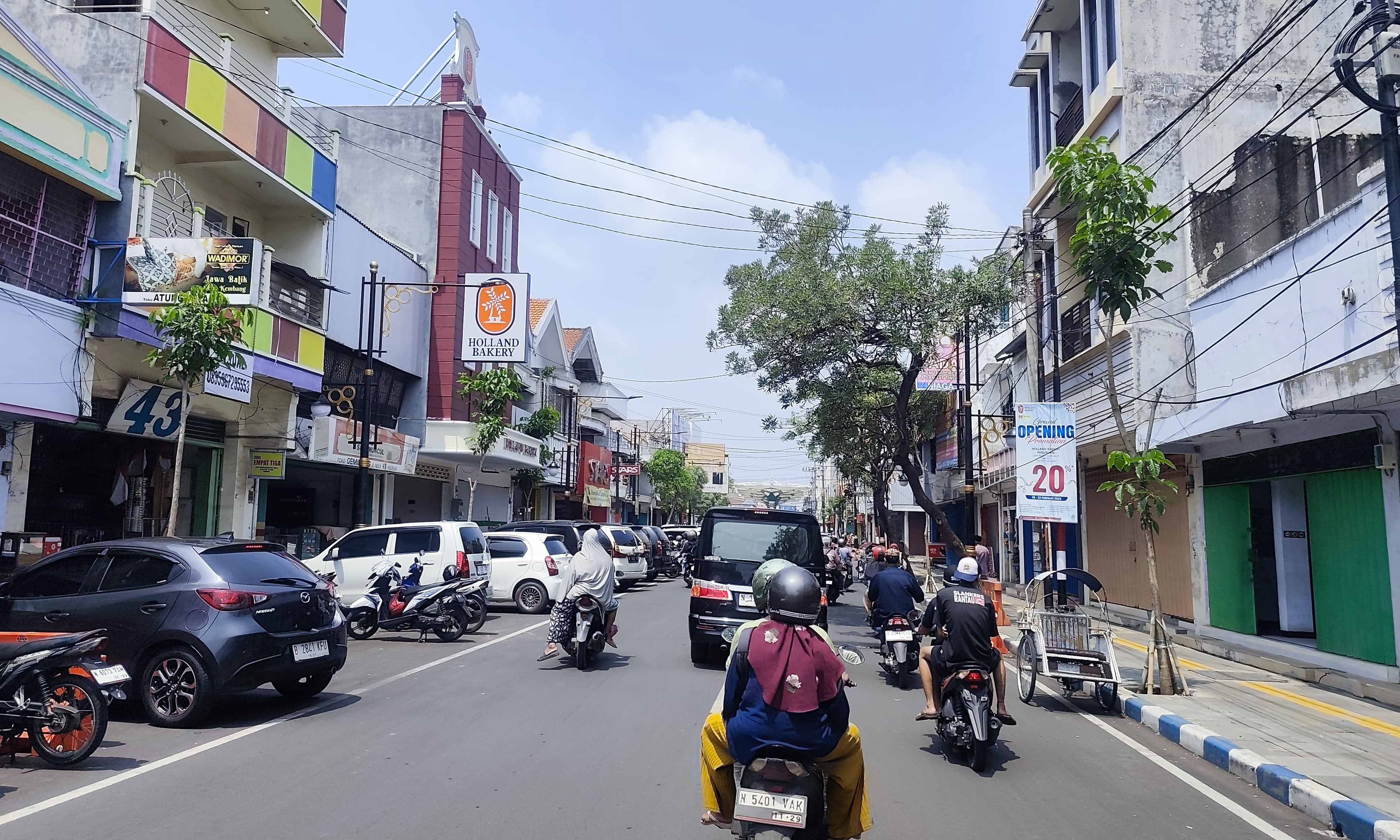 OBJEK PAJAK: Sejumlah pengendara melintas di Jalan K.H. Wahid Hasyim, Kota Pasuruan, yang di kanan-kirinya penuh bangunan. Capaian PBB-P2 di Kota Pasuruan, sejauh ini cukup baik.