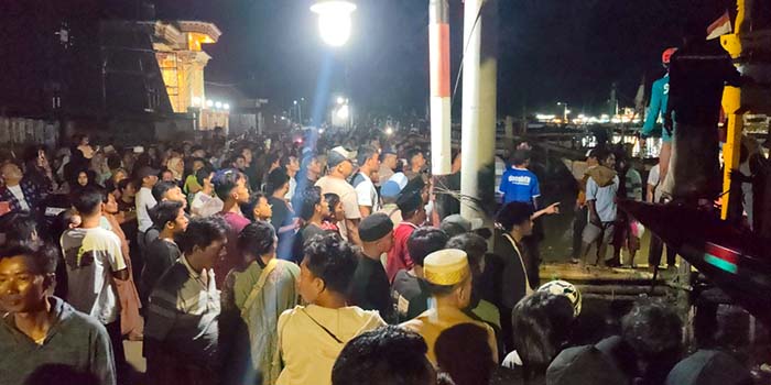 Warga berkerumun menyaksikan evakuasi nelayan yang berhasil dievakuasi usai kapalnya tenggelam.