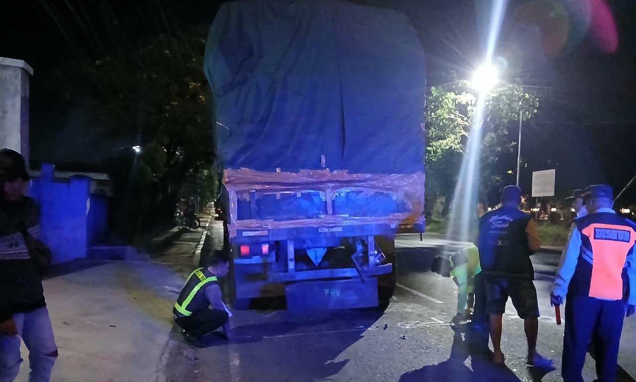 PENYELIDIKAN: Unit Laka Lantas Polres Pasuruan Kota melakukan olah TKP di Jalan Ir H Juanda, Kelurahan Blandongan, Kecamatan Bugul Kidul, Kota Pasuruan.