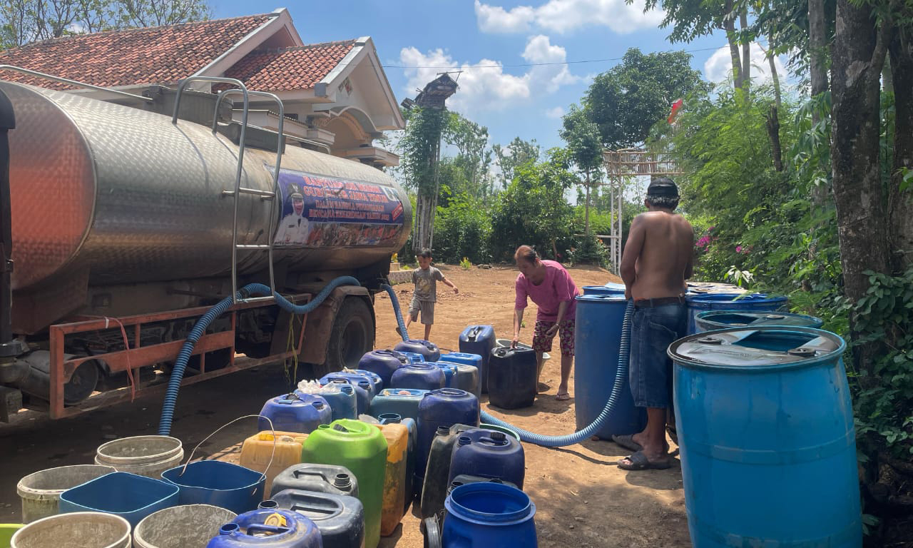KIRIM AIR: Petugas BPBD Kabupaten Probolinggo mengirimkan air bersih ke dua dusun di Desa Tigasan Kulon, Kecamatan Leces.