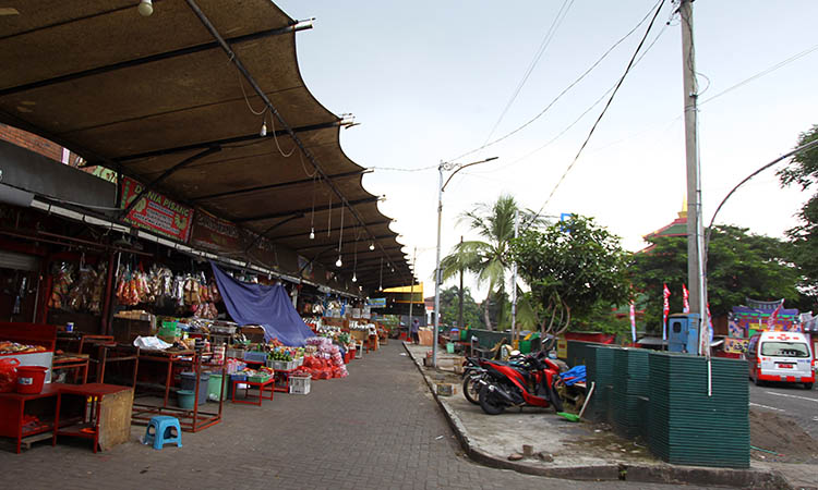 PUSAT KERAMAIAN: Deretan kios di Pasar Wisata Cheng Hoo. Lokasi ini perlu ditambah ruang terbuka hijau.