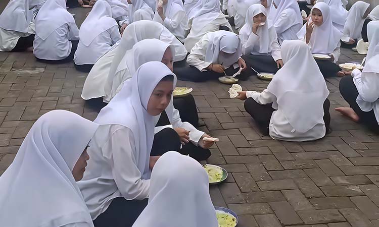 Santri RNS Yanuba Podokaton Pasuruan saat menyantap sarapan bergizi.