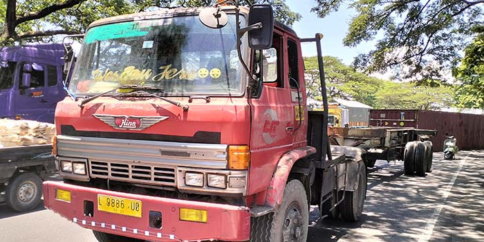 Kondisi truk kontainer yang peti kemasnya terjatuh dan bikin kemacetan di jalur Surabaya-Malang. (Rizal Syatori/ Radar Bromo)