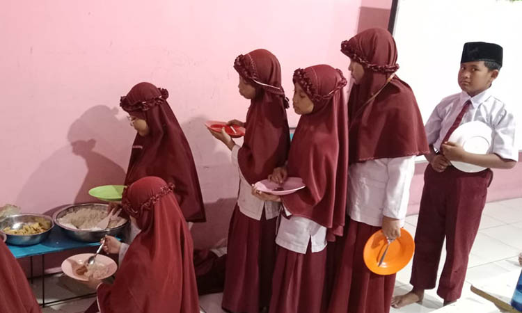 TERTIB: Siswa SDIT Kota Probolinggo antre mengambil menu makan siang yang biasanya disajikan selepas salat zuhur.