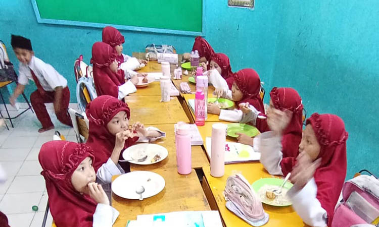 KEBERSAMAAN: Siswa SDIT Kota Probolinggo saat menyantap sajian makan siang.