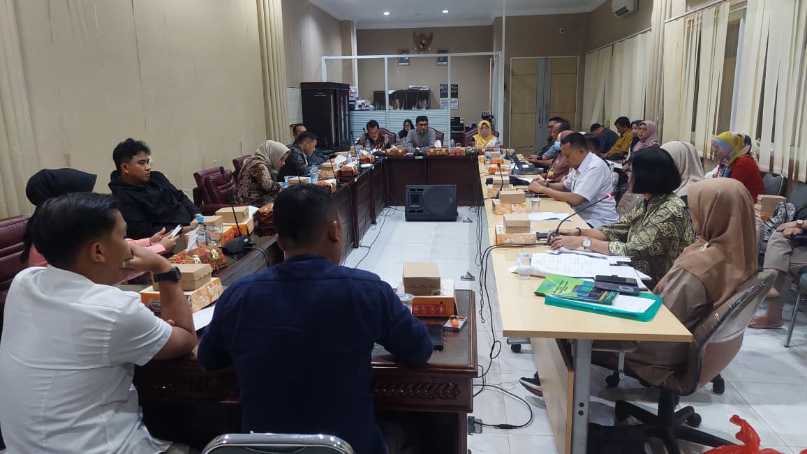 Komisi II DPRD Kota Probolinggo saat rapat membahas keuangan PUDAM Bayuangga.