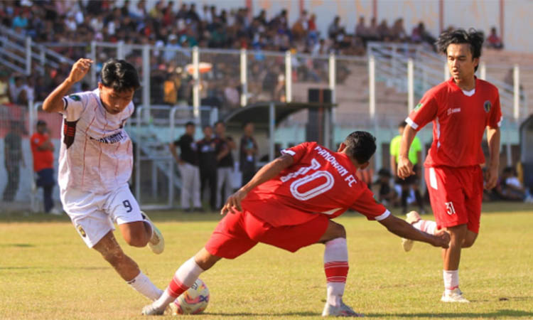 SENGIT: Perebutan bola antar pemain dalam laga Bupati Cup Pasuruan Super League 2025 beberapa waktu lalu. Dewan memandang, kompetisi tersebut perlu digelar rutin.