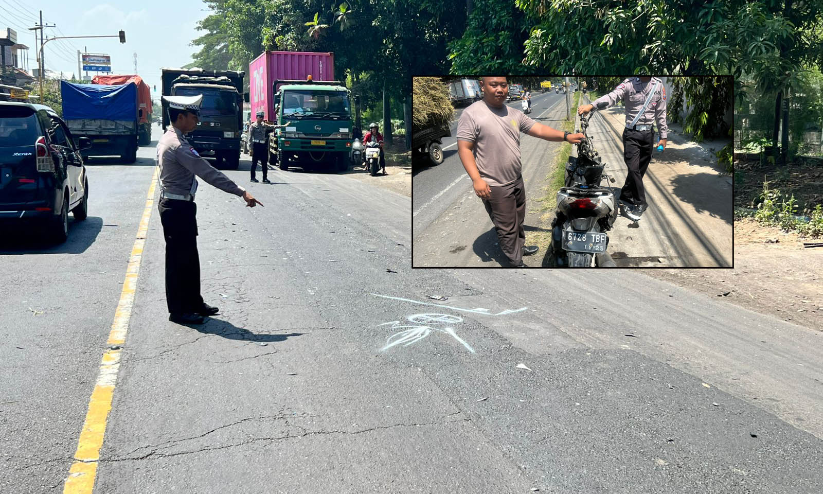LOKASI KEJADIAN: Personel Satlantas di Jalan raya Rejoso, lokasi premotor menabrak truk. Inset, Motor yang dikendarai korban
