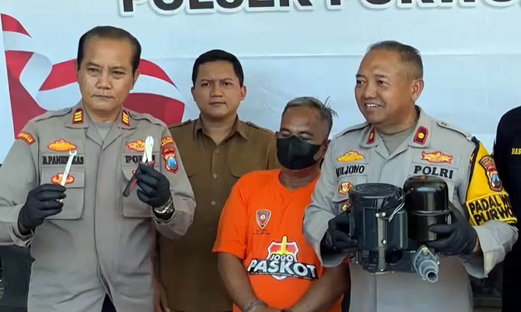 AMANKAN: Petugas kepolisian saat press realese atas pengungkapan pencurian pompa air yang menyeret Nur, sebagai tersangka. Ia sudah beraksi melakukan pencurian pompa air di enam TKP.