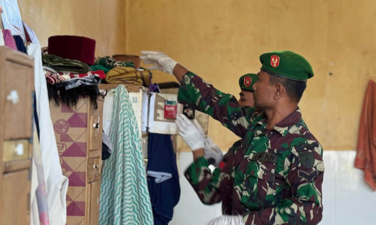 PERIKSA: Personel TNI yang ikut menggeledah kamar hunian warga binaan di Rutan Kraksaan.